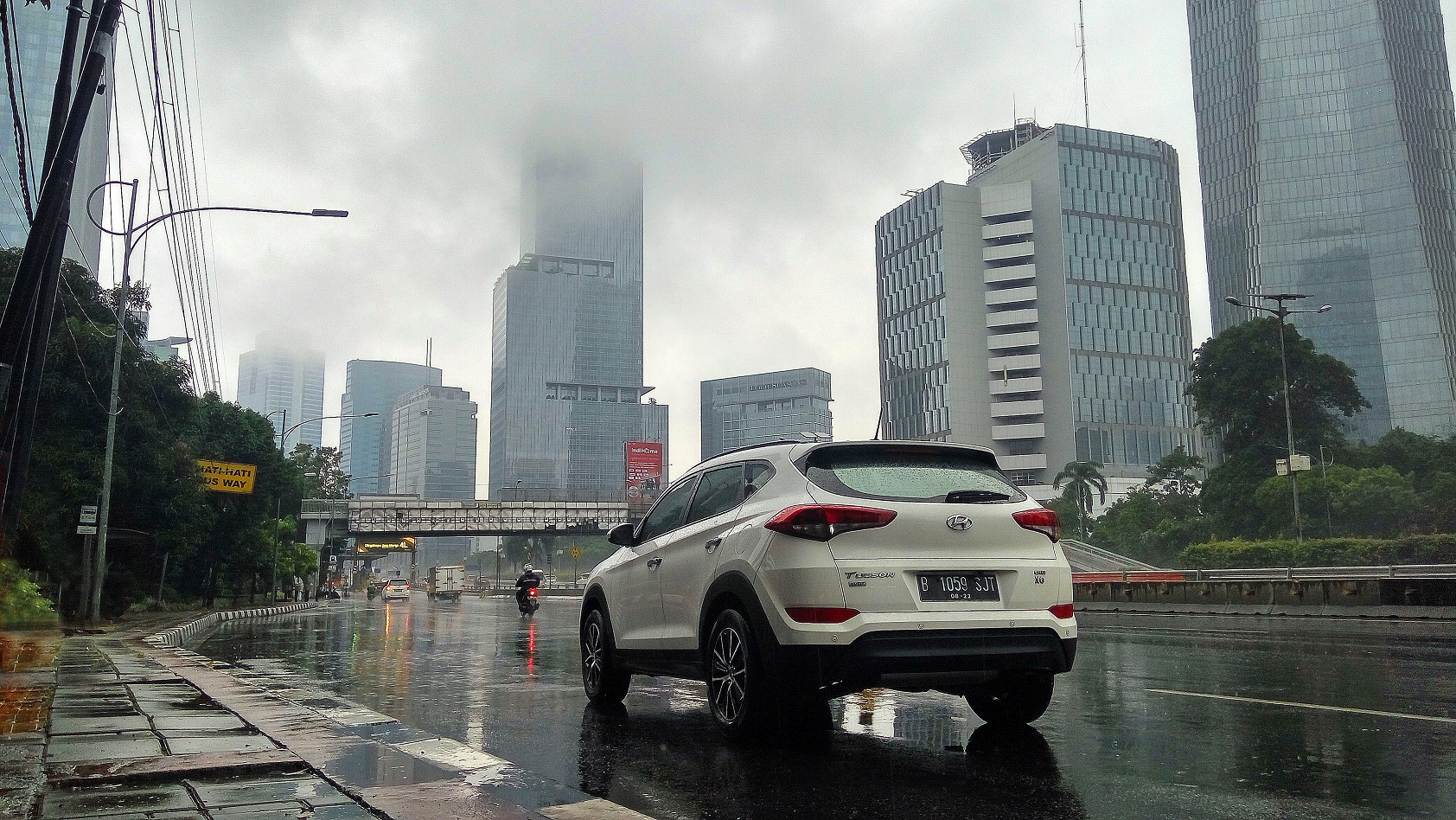 Bawaan Wajib di Mobil Saat Musim Hujan