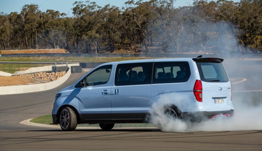 Hyundai H1 Bisa Melakukan Aksi Drift