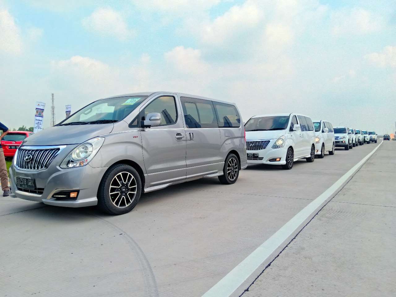 Hyundai H-1 Ikut dalam Rombongan Presiden Jokowi Meresmikan Tol Trans-Jawa