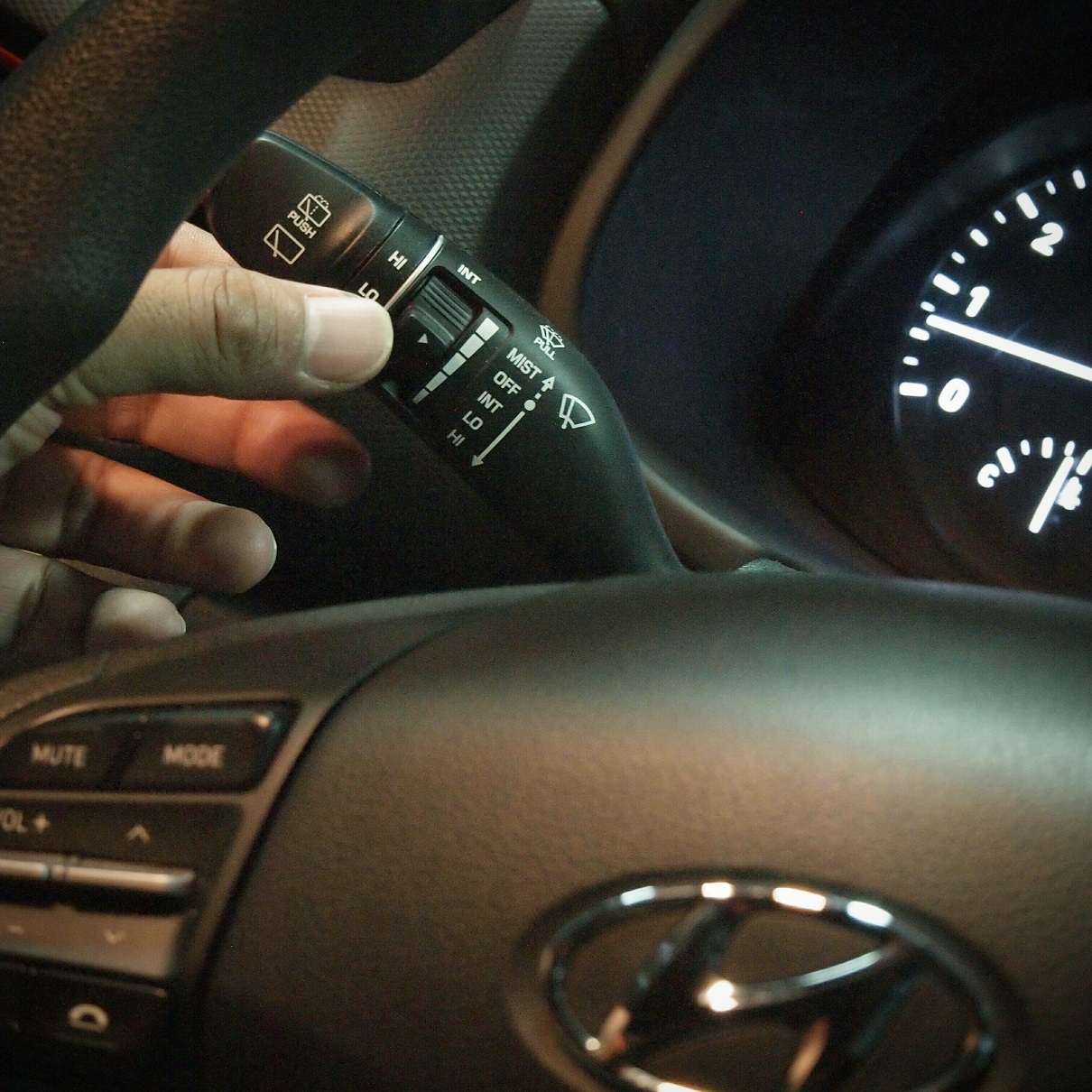 Saat Hujan Nyalakan Wiper Full atau Intermitten?