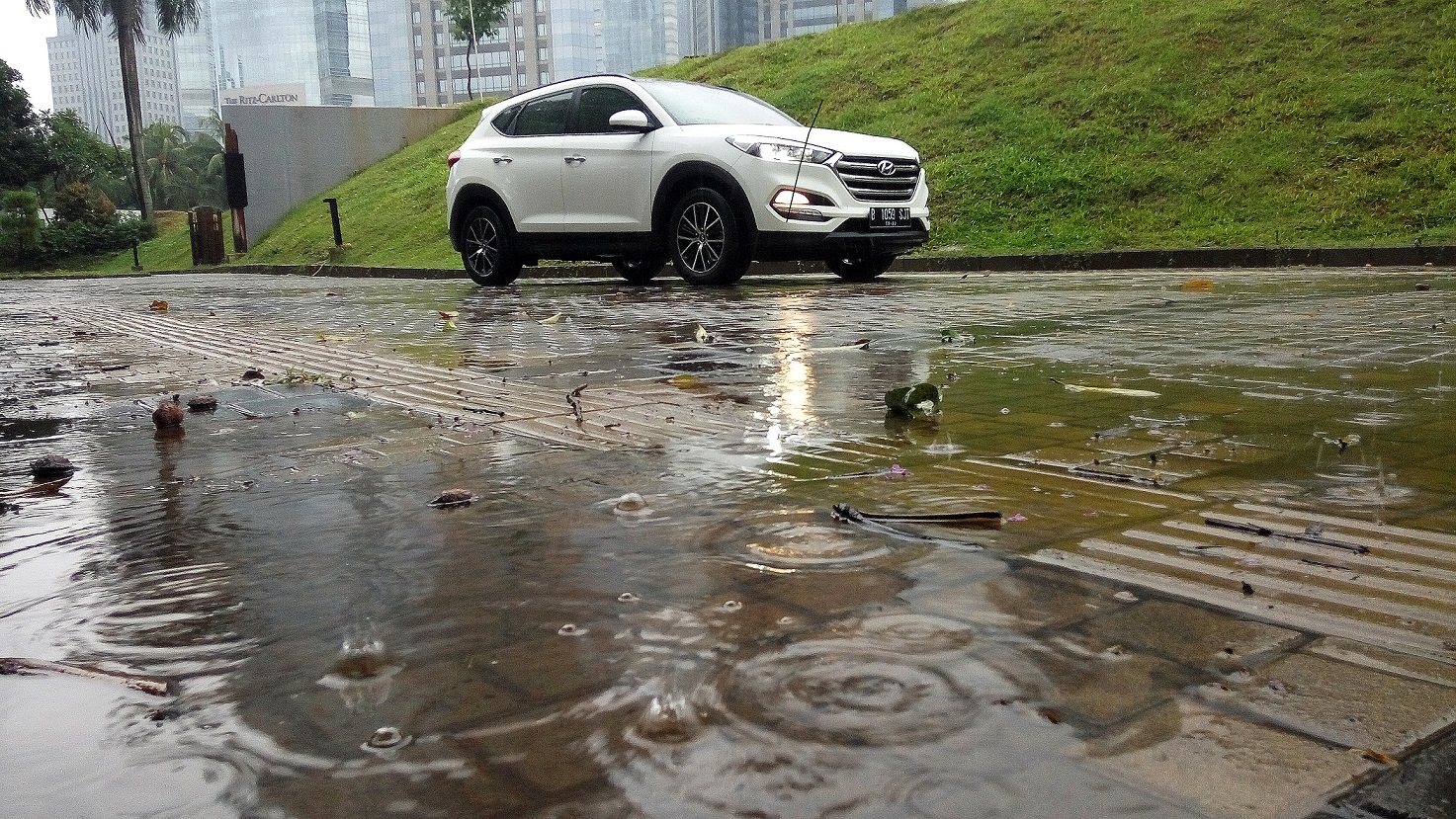 Jangan Asal Terobos, Pantau Dulu Tinggi Genangan Air