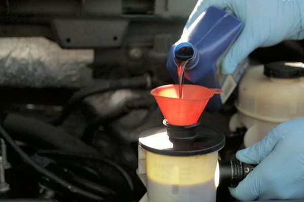 Mobil Juga Butuh ‘Minum’, Ini 5 Cairan Wajibnya