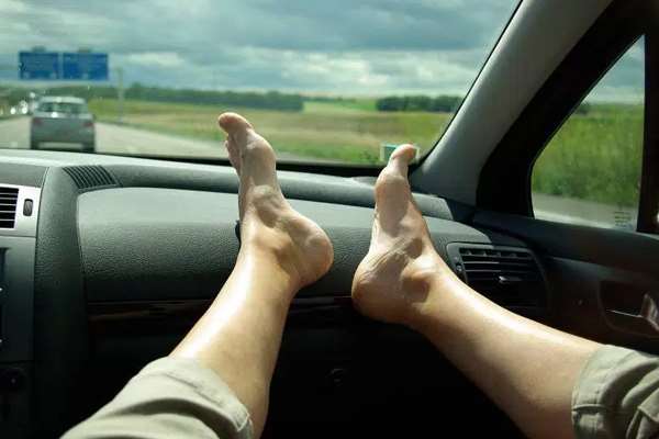 Kaki Dilarang Naik Dasbor, Bahaya! 