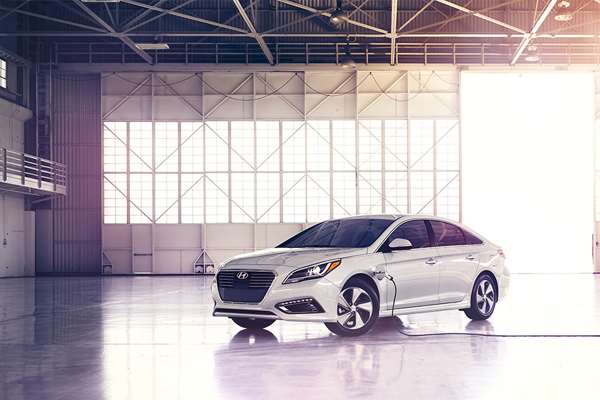 Sonata Hybrid 2017, Wajah Memikat, Fitur Komplet