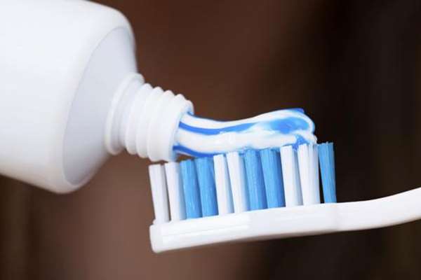 Pertolongan Pertama, Usir Jamur di Kaca Mobil Pakai Pasta Gigi