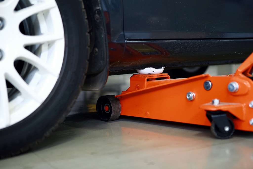 Mengetahui Titik Tumpu Dongkrak yang Tepat Pada Mobil Anda