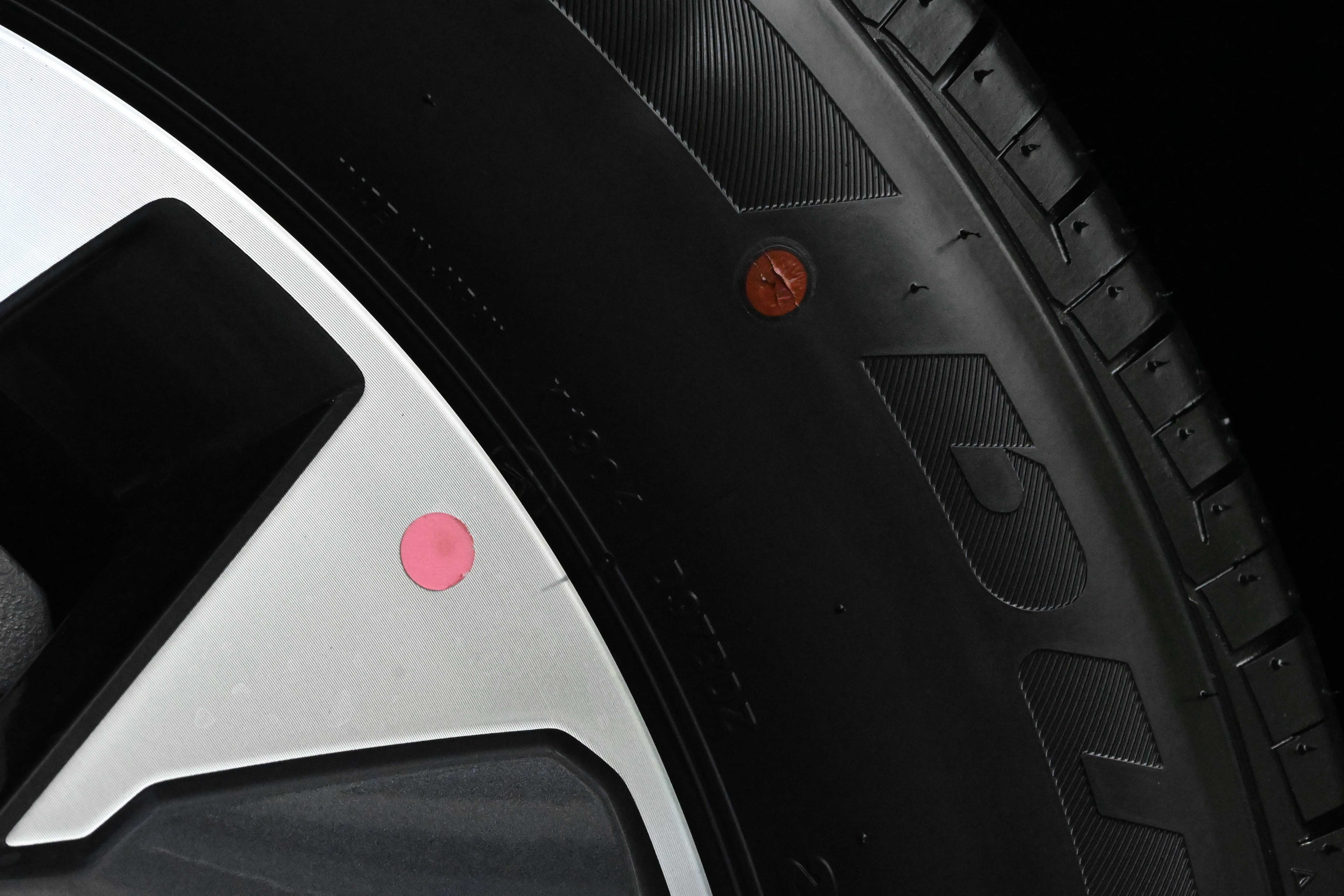 Tanda Merah-Kuning Sebagai Indikator Titik Berat-Ringan Ban