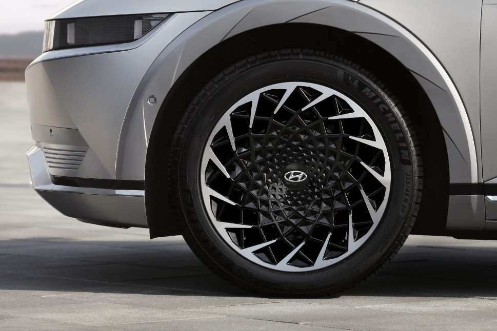 Apa Yang Membuat Ban Mobil Listrik Berbeda Dari Ban Biasa?