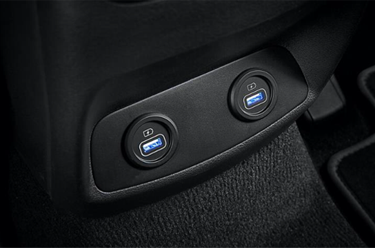 Akses USB Hyundai Santa Fe Tawarkan Kemudahan
