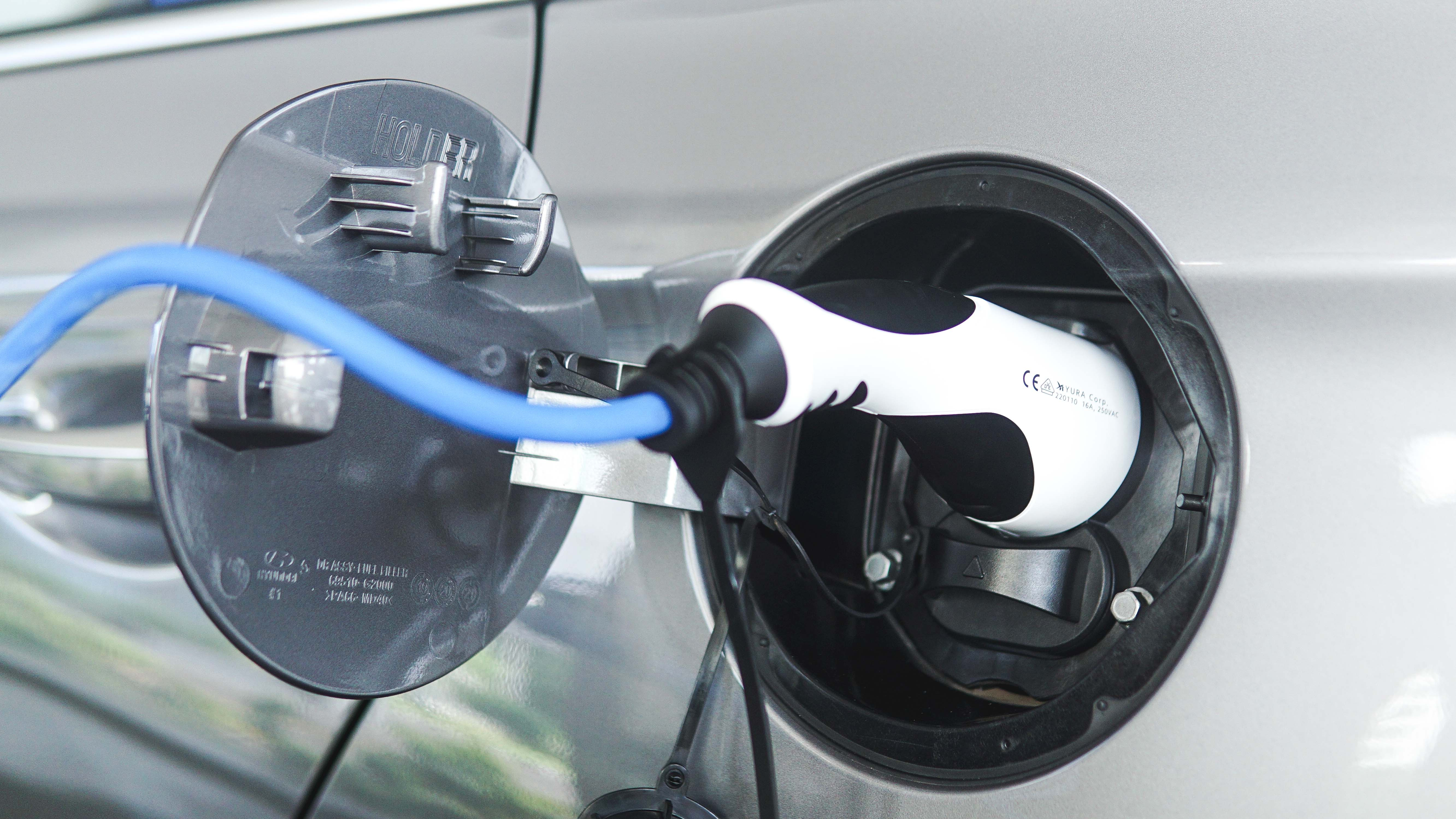 Mengisi Daya Hyundai Ioniq Dan Kona Electric Tetap Aman Meski Hujan