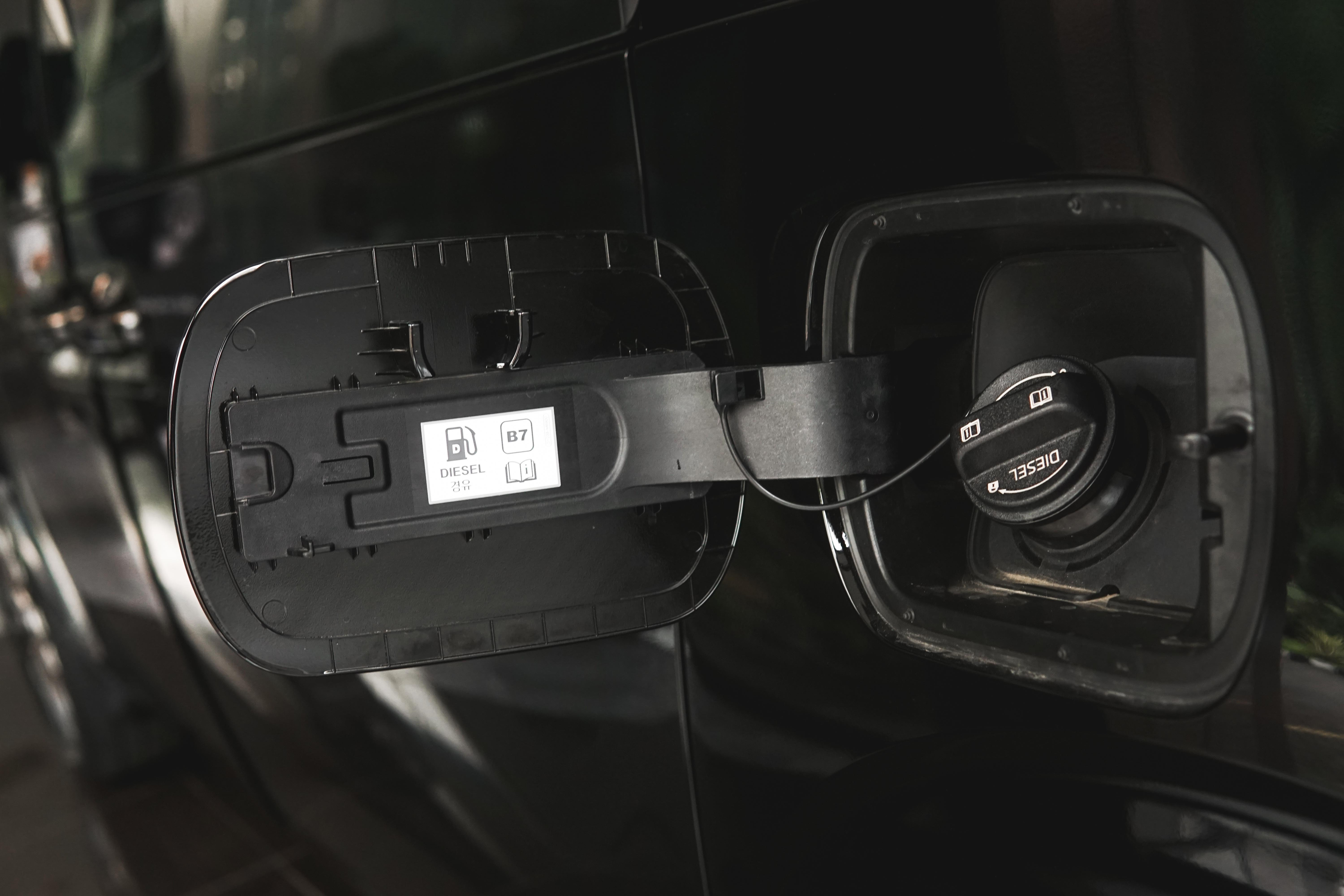 Apa Perlu Menggoyangkan Mobil Saat Mengisi BBM?