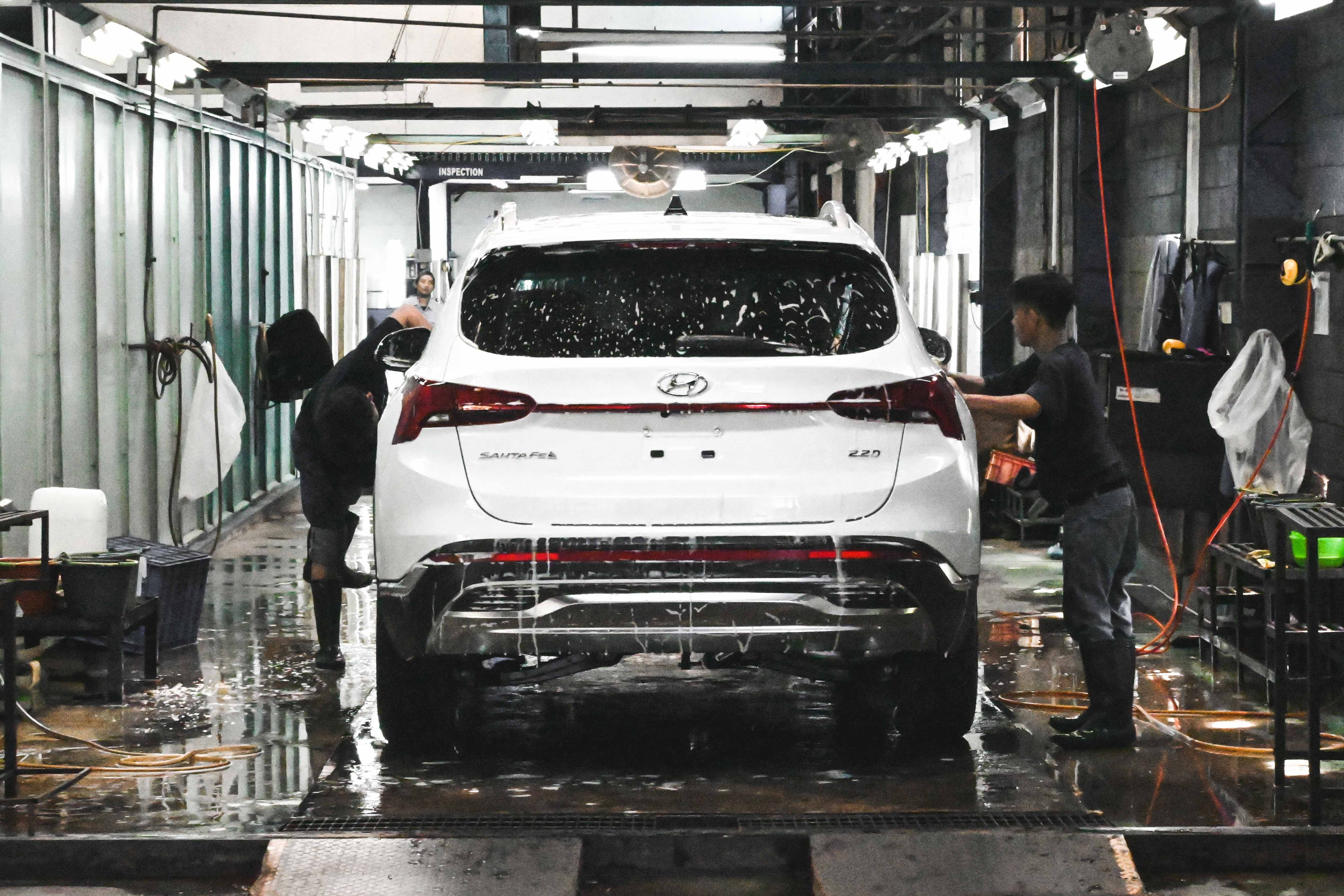 Servis Mobil Di Bengkel Resmi HMI, Mobil Dicuci Dengan Metode Snow Wash