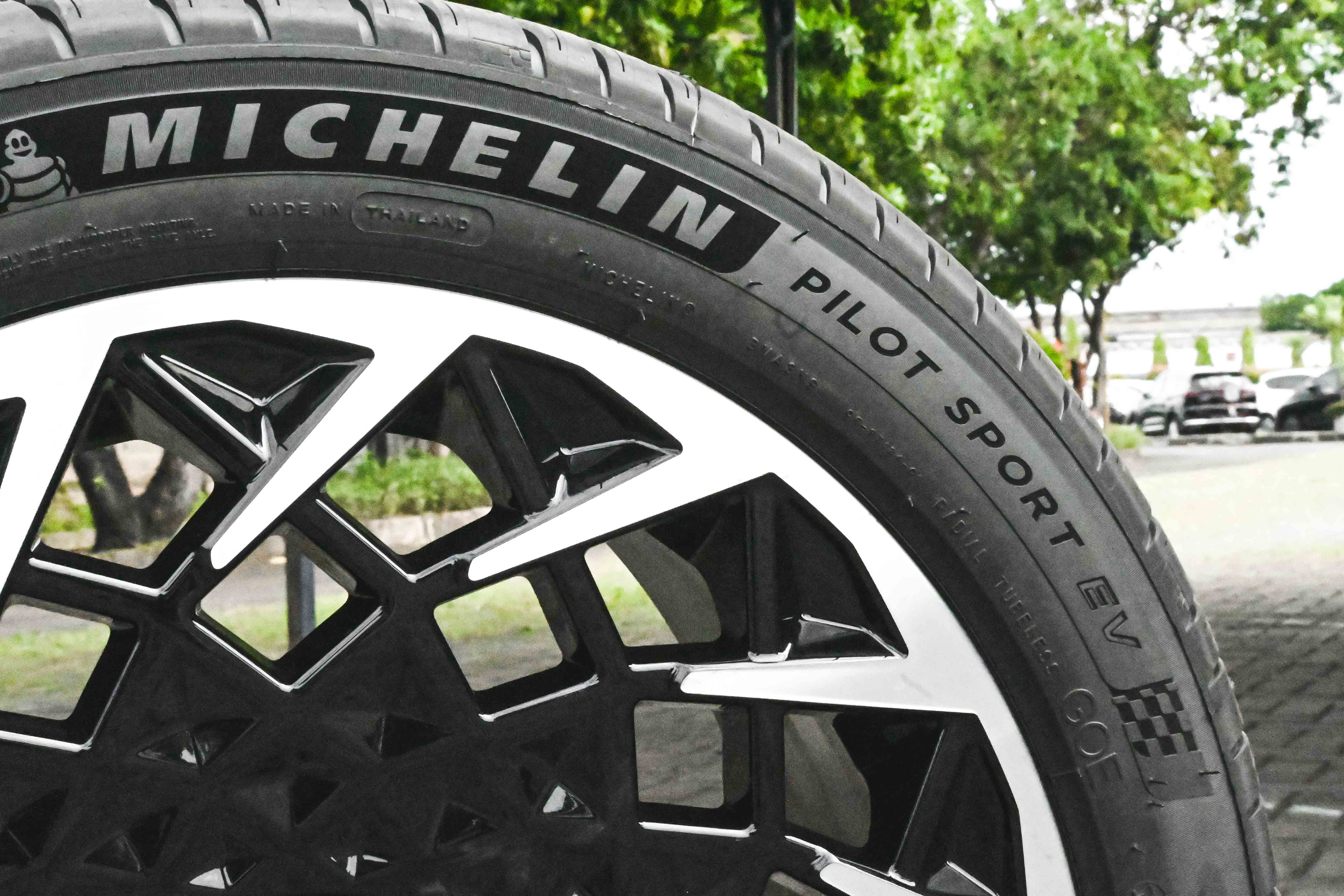 Mobil Elektrik Sebaiknya Menggunakan Ban Khusus