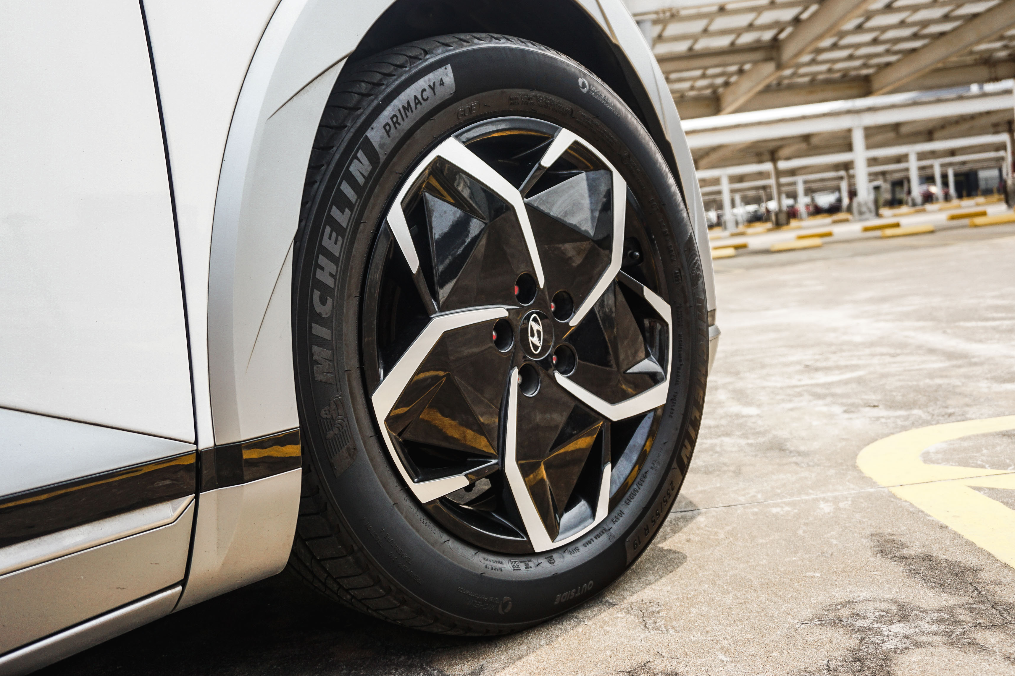 Kenali 4 Penyebab Umum Ban Mobil Bocor