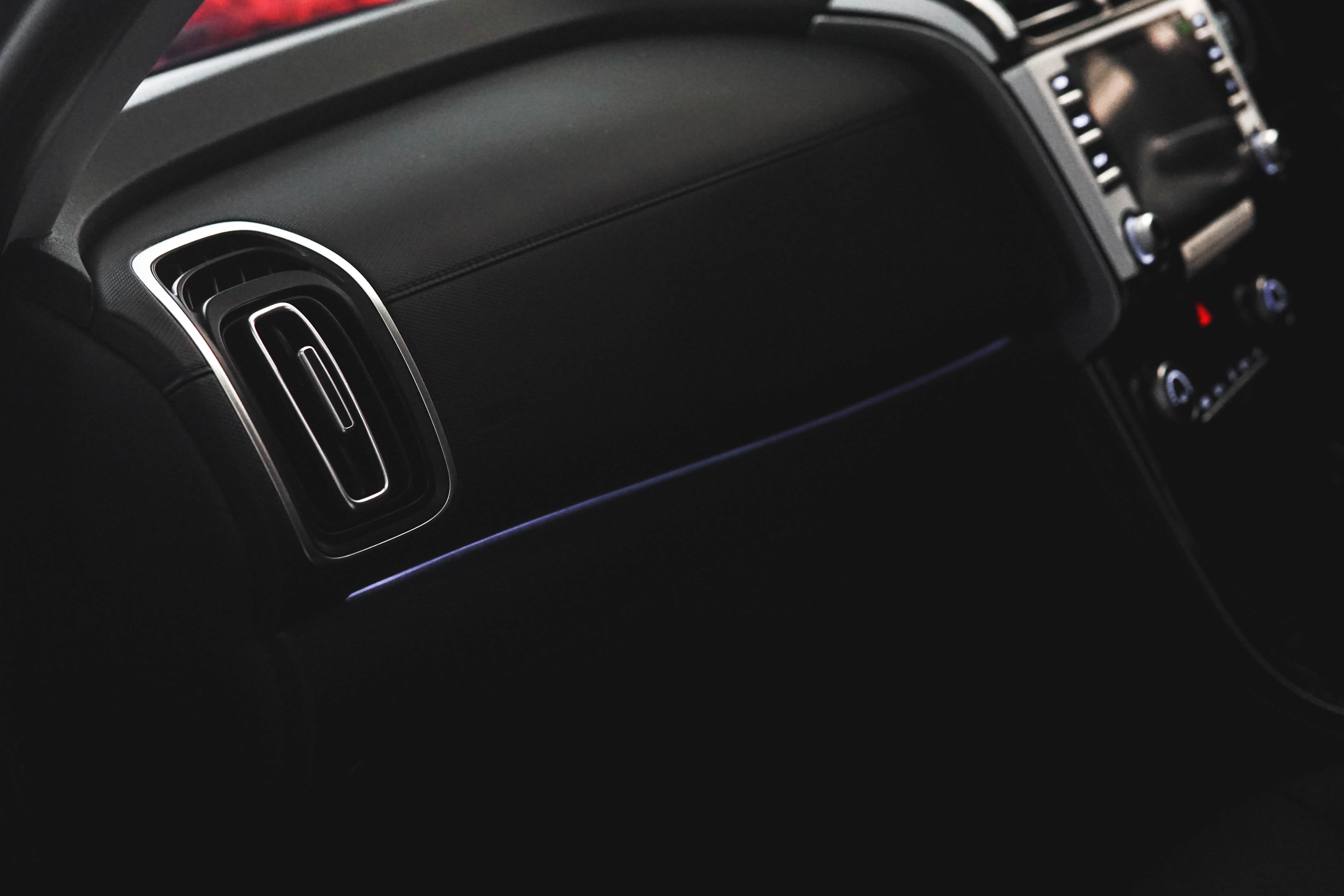 6 Penyebab Interior Mobil Cepat Kusam Dan Berbau