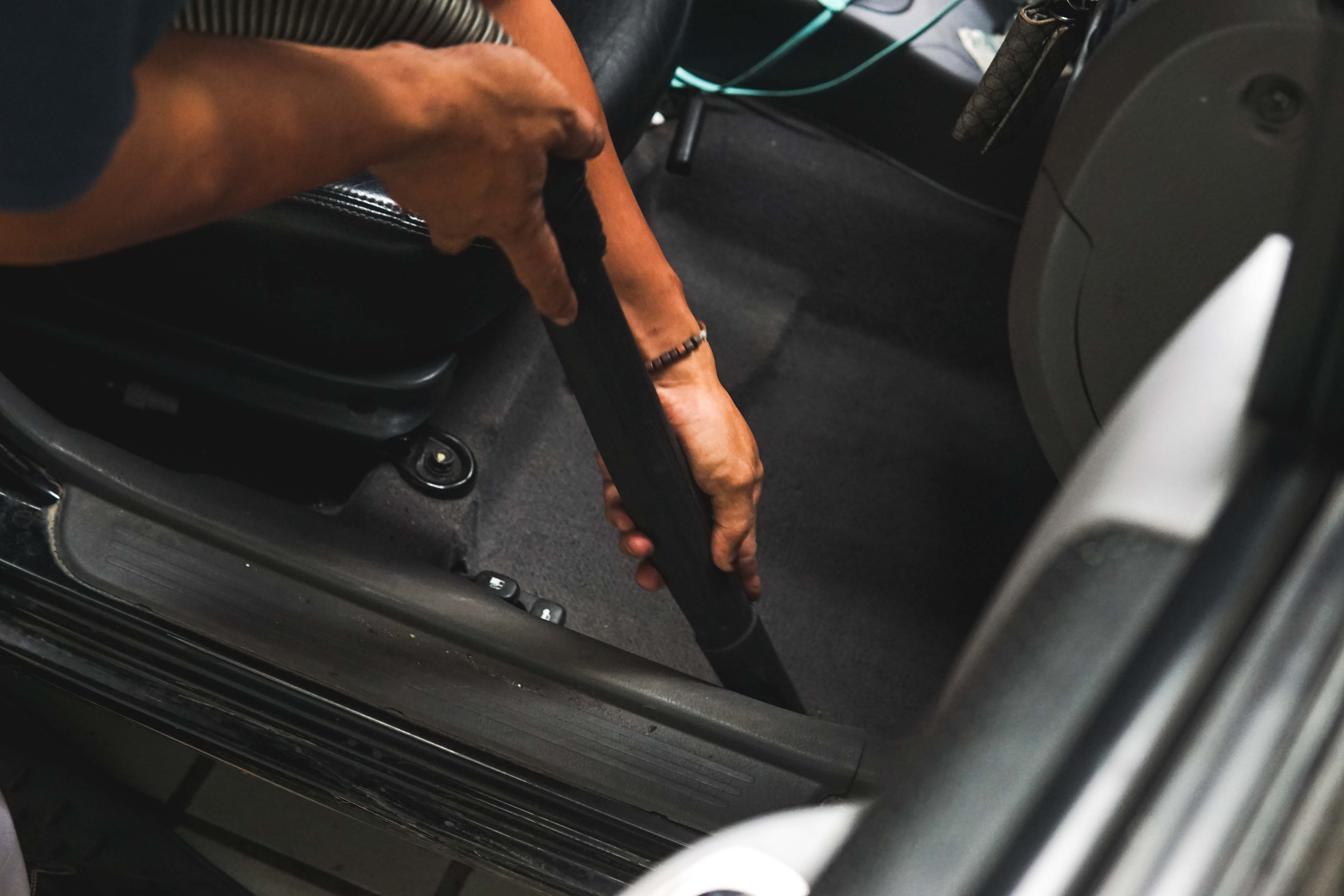 Hati-Hati! Ini 3 Dampak Buruk Makan Berantakan Di Mobil