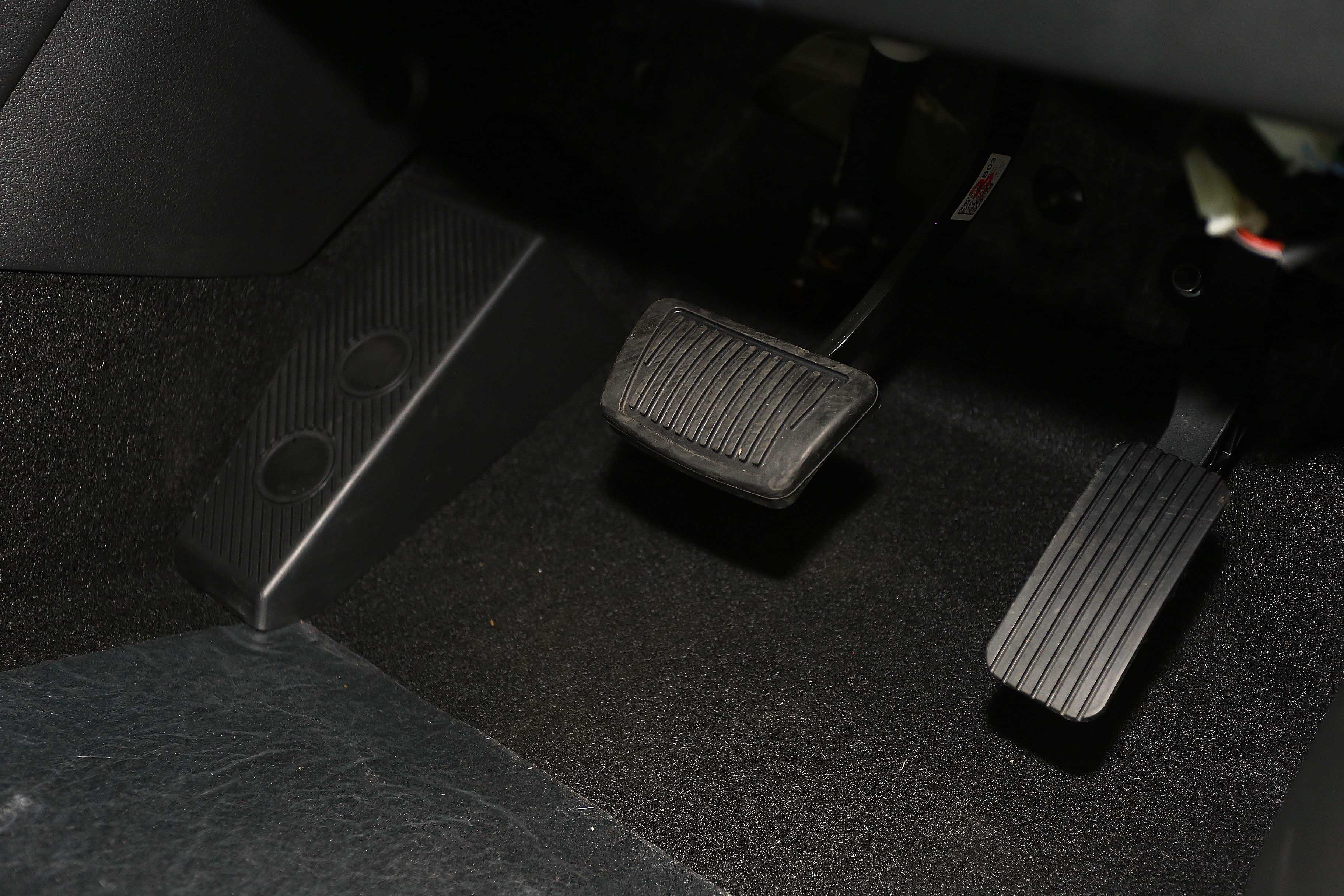 Mengerem Dengan Kaki Kiri? Hanya Tepat Dilakukan Pembalap