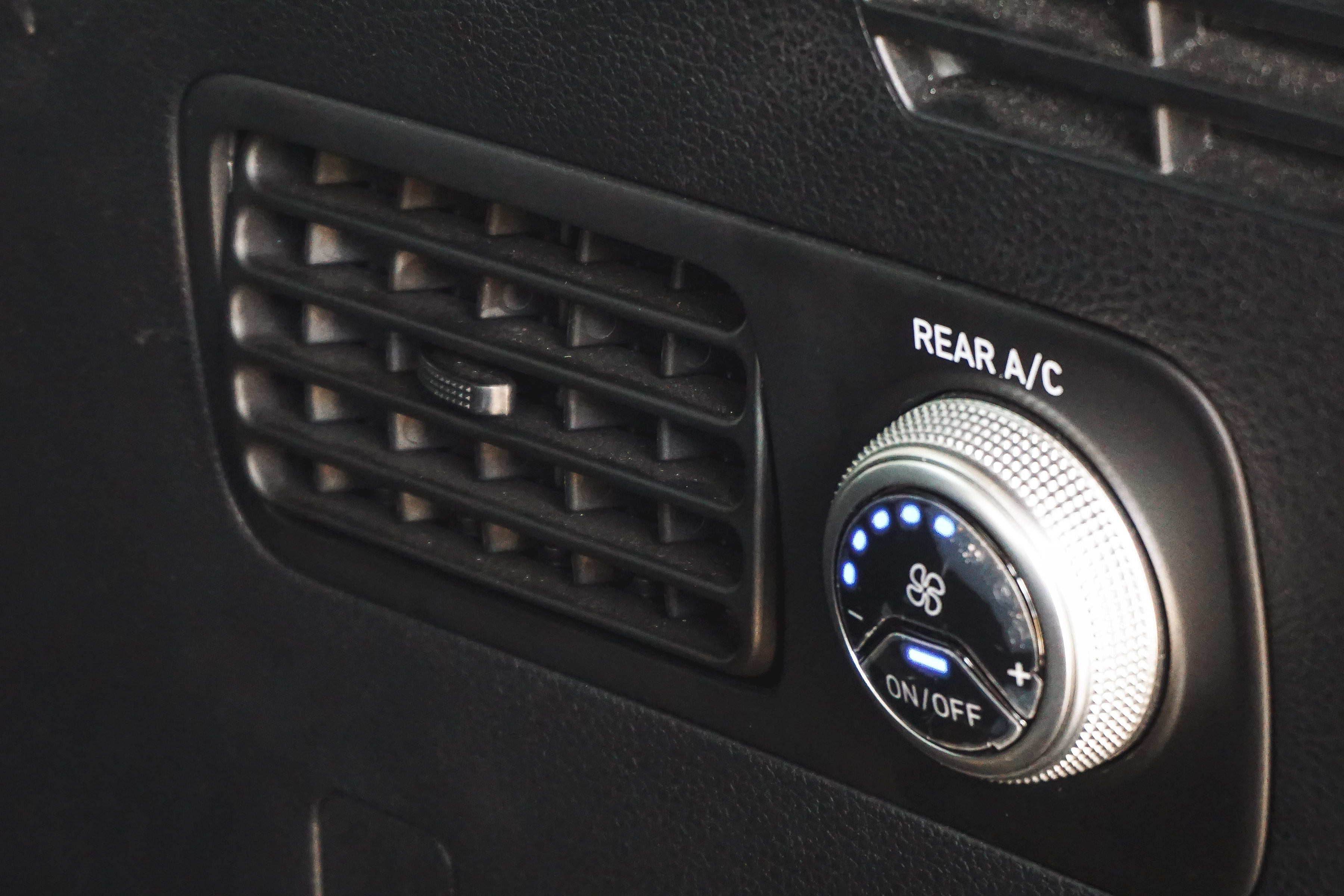 Sejuk Merata Hingga Baris Ke-3 Berkat Rear A/C Hyundai Santa Fe