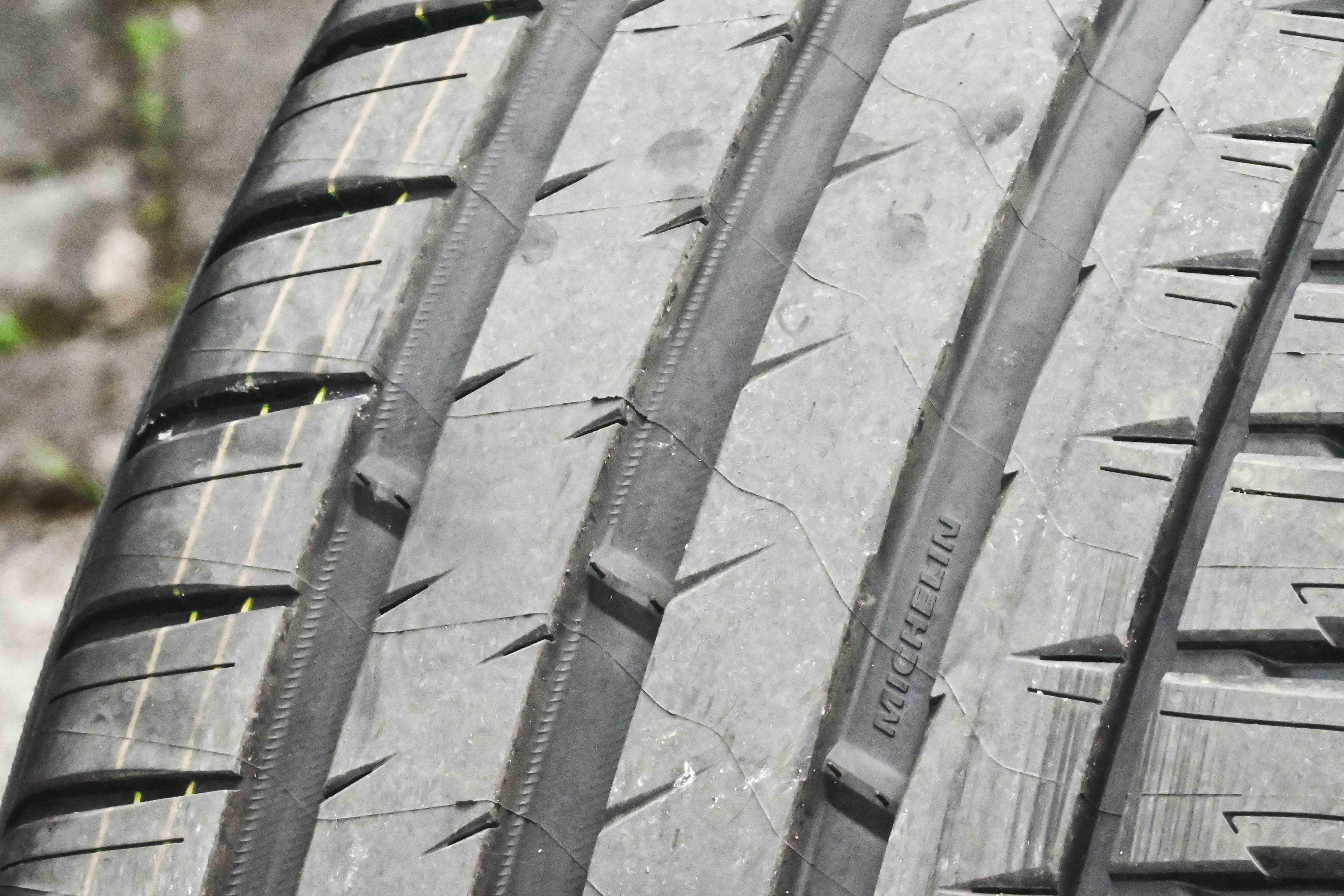 Apa Makna Tanda Panah Tread Wear Indicator Pada Ban?