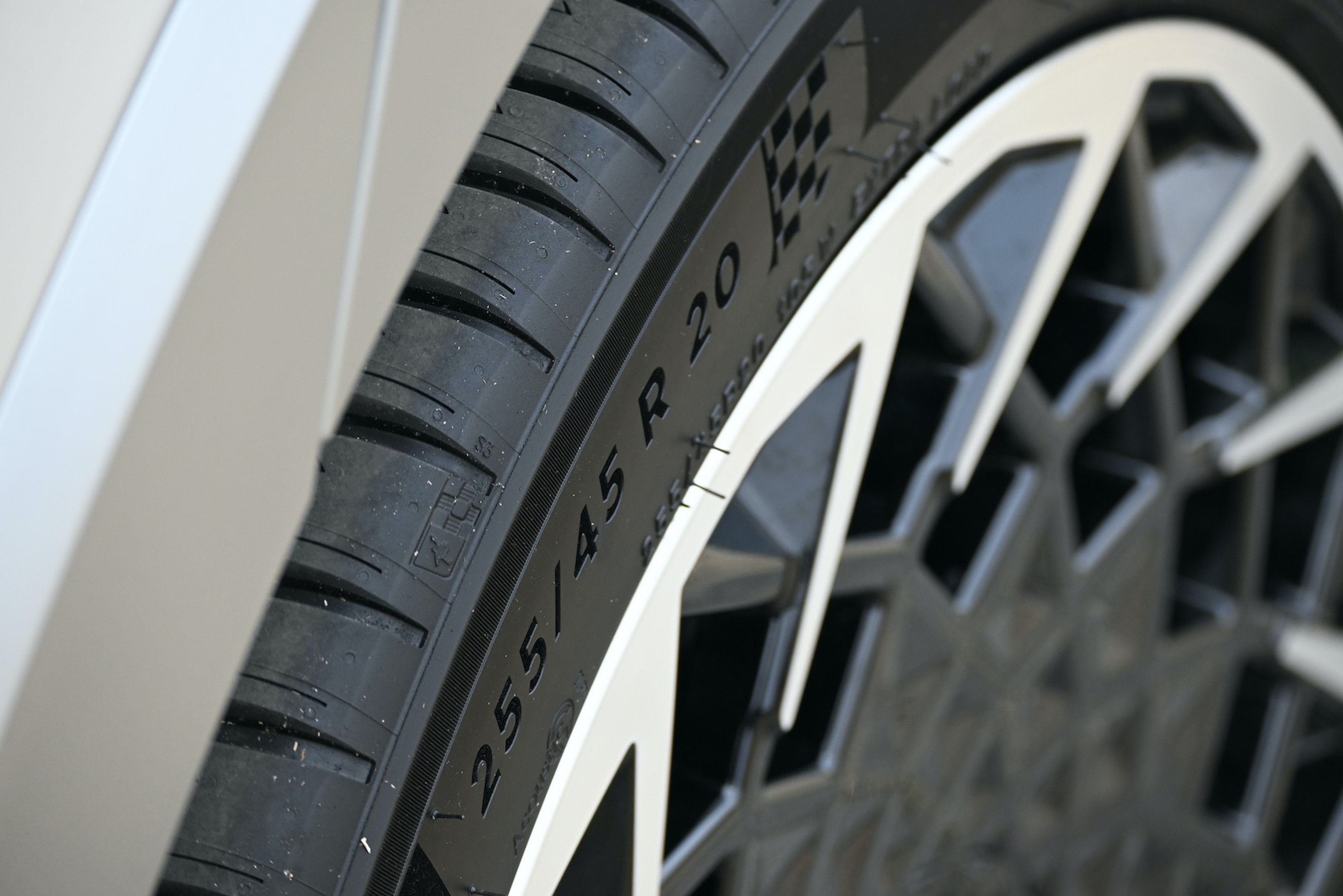 Tekanan Ban Mobil Elektrik Berbeda Dengan Ban Mobil Konvensional?