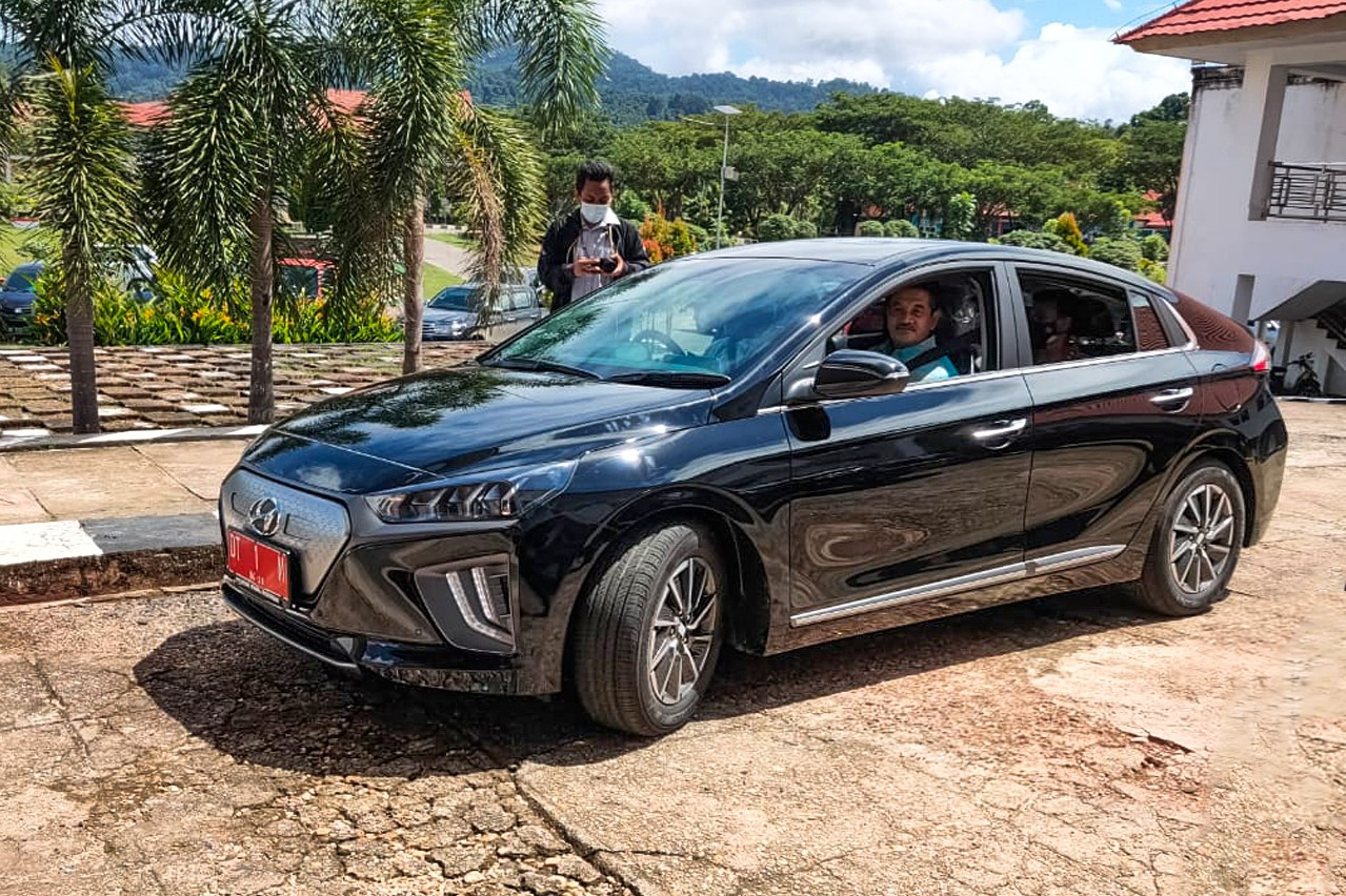 Kabupaten Konawe Resmi Gunakan Mobil Listrik Hyundai Ioniq