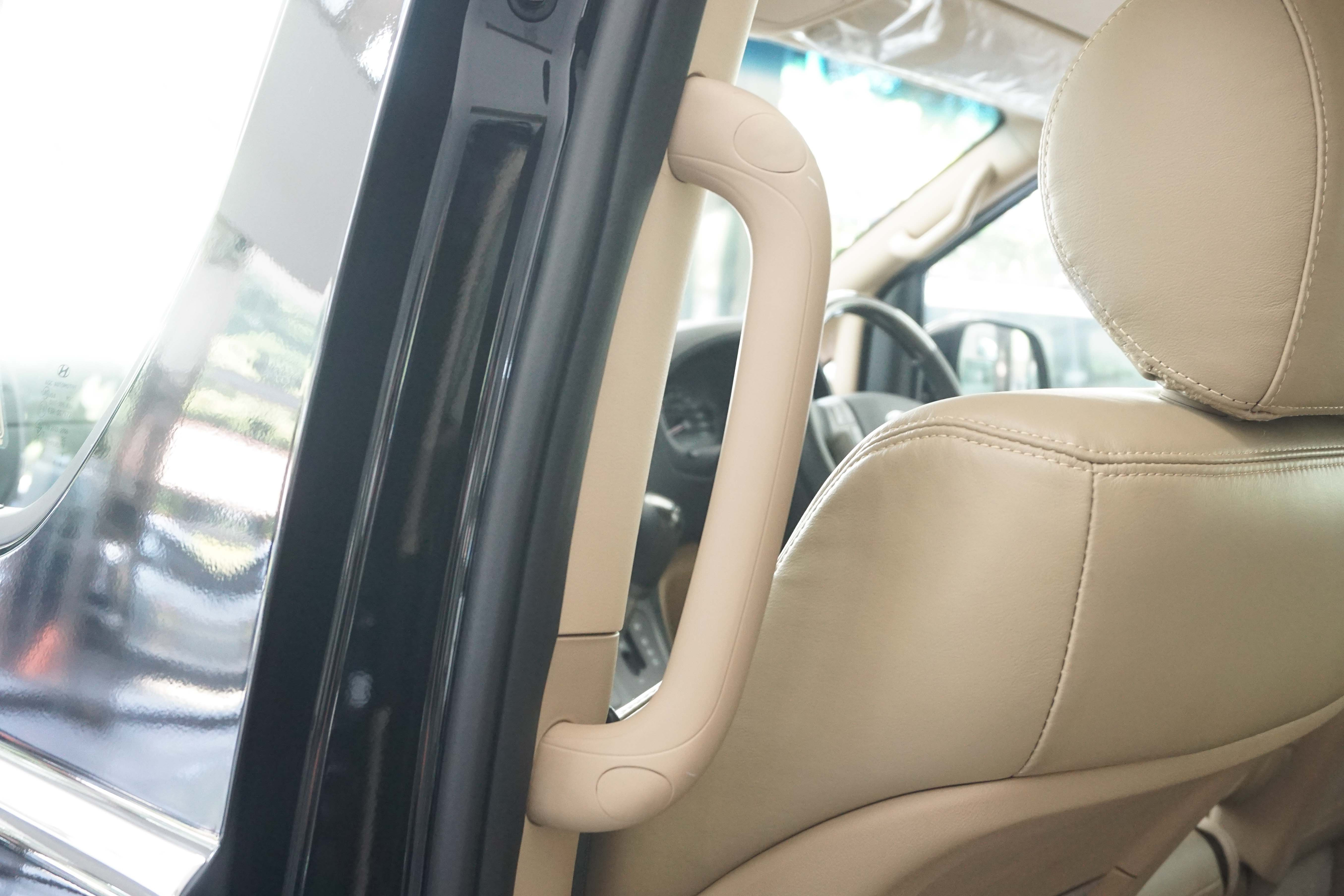 Pegangan Tangan Pilar B Permudah Akses Masuk Hyundai H-1