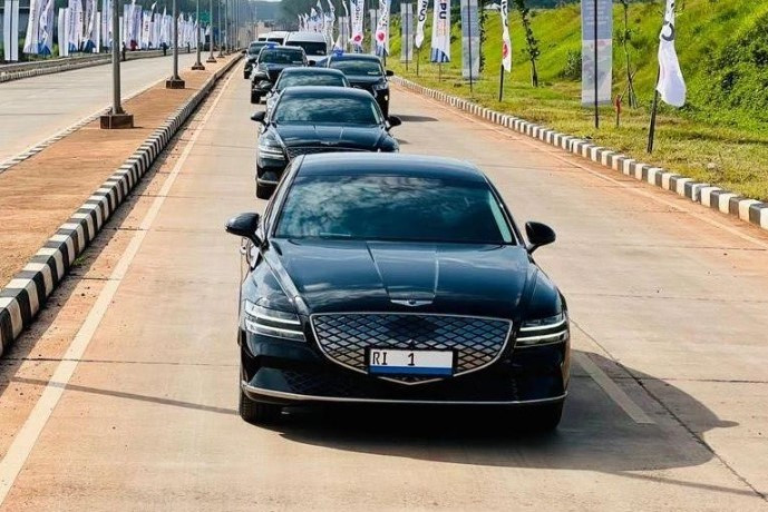 Presiden Jokowi Dinas Naik Genesis G80 Electrified
