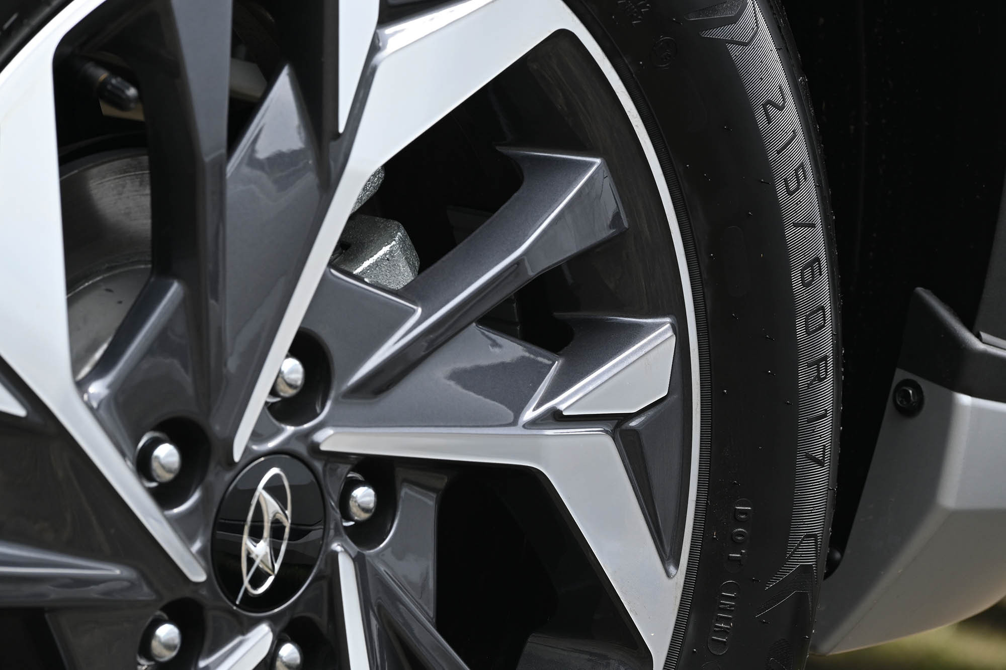 Cara Mudah Cek Kebocoran Pada Ban Mobil