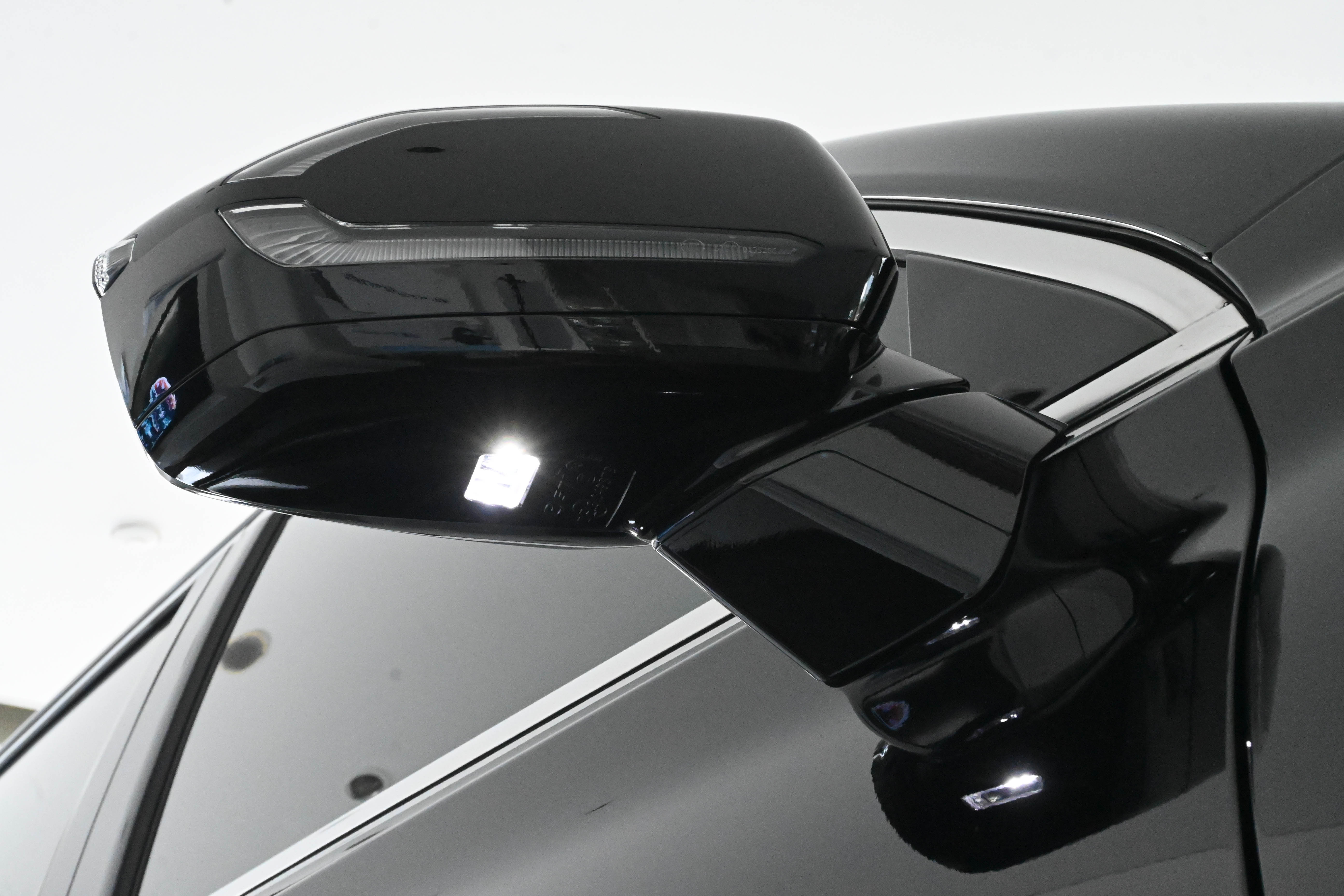 Puddle Lamp Menuntun Masuk Kabin Saat Minim Cahaya