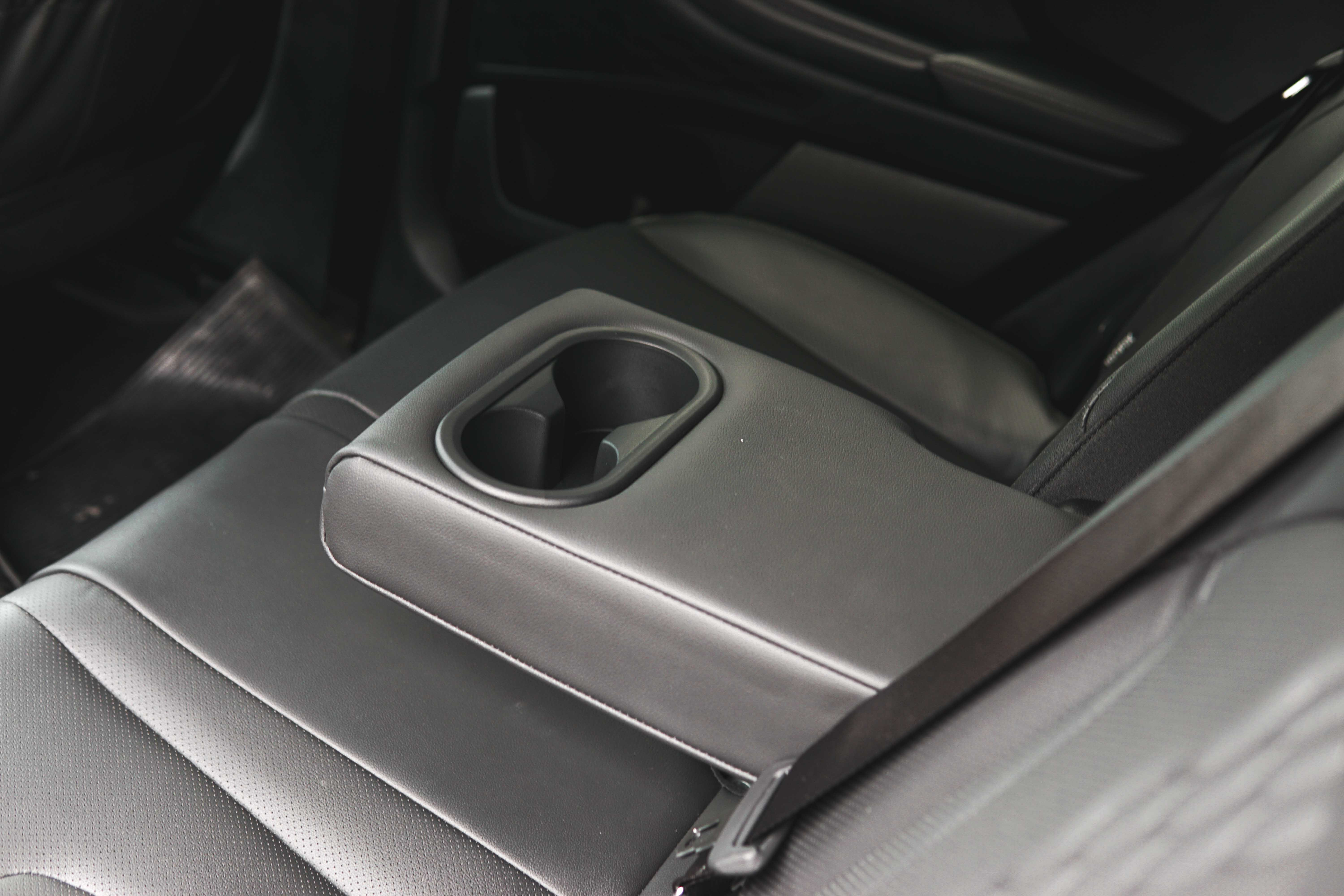 Duduk Ala Bos Di Jok Belakang Hyundai Creta