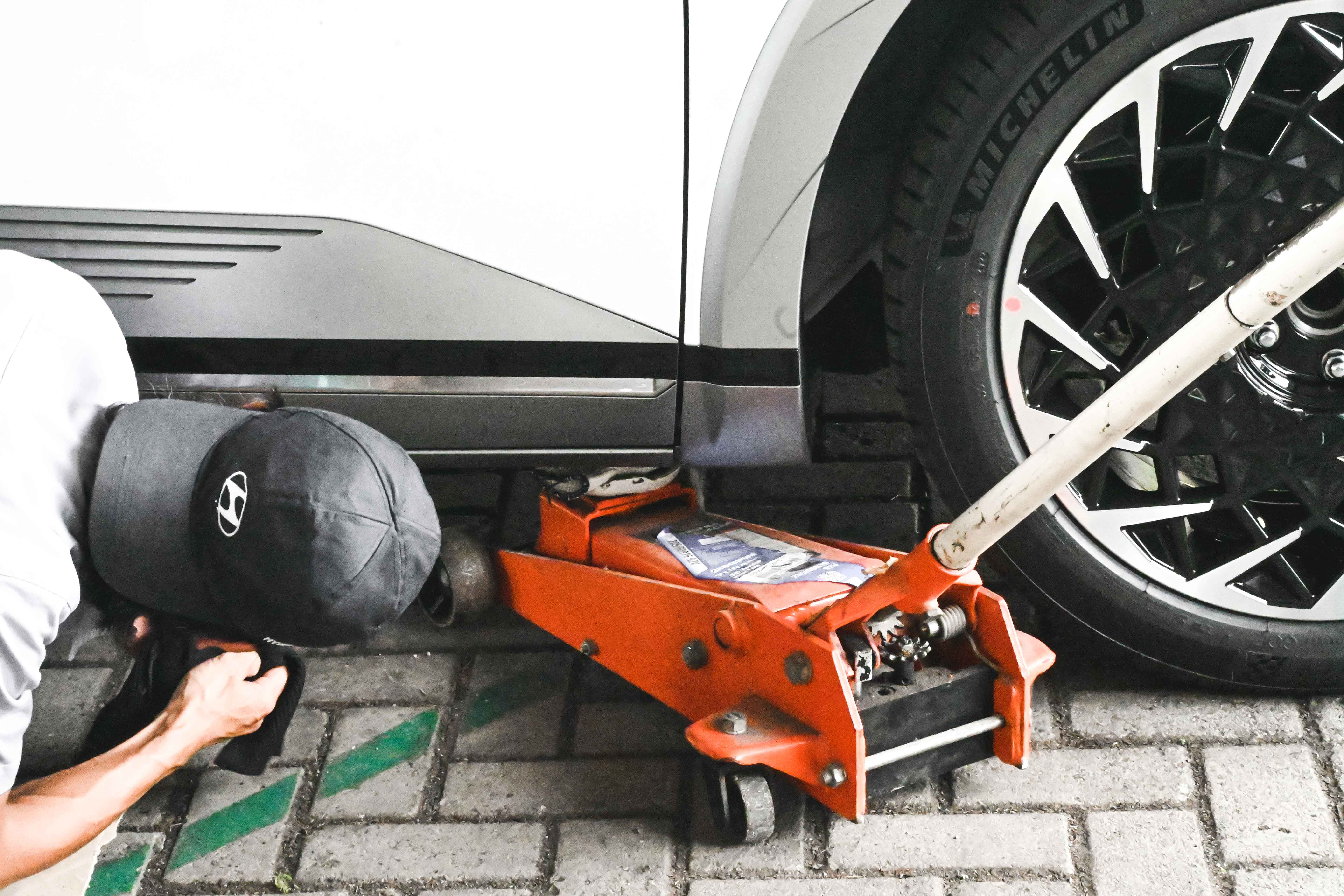 Ngabuburit Sambil Merawat Mobil Hyundai