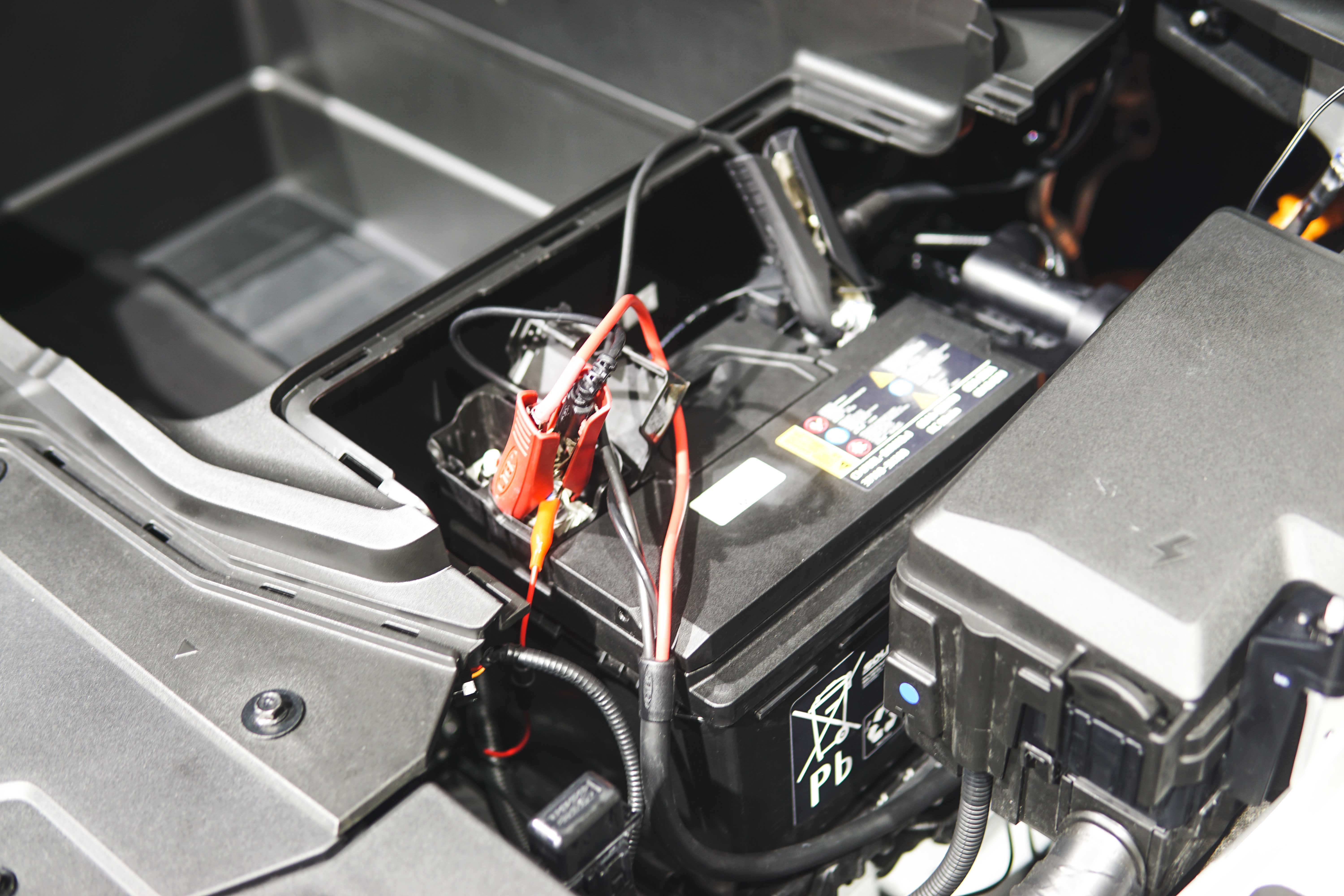 Mengapa Mobil Elektrik Memerlukan Aki 12V?