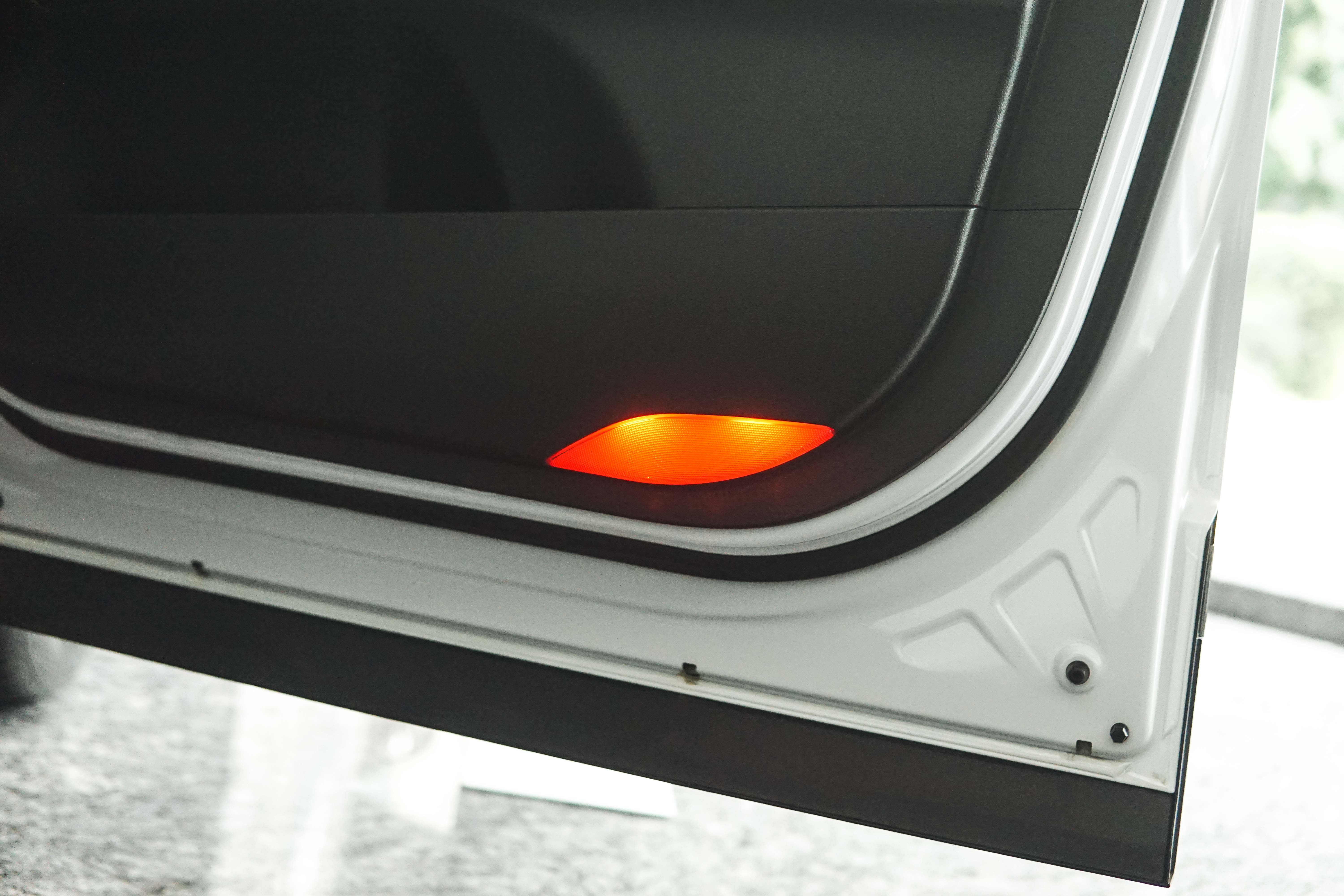 Lampu Pada Pintu Hyundai Santa Fe Untuk Mencegah Ditabrak