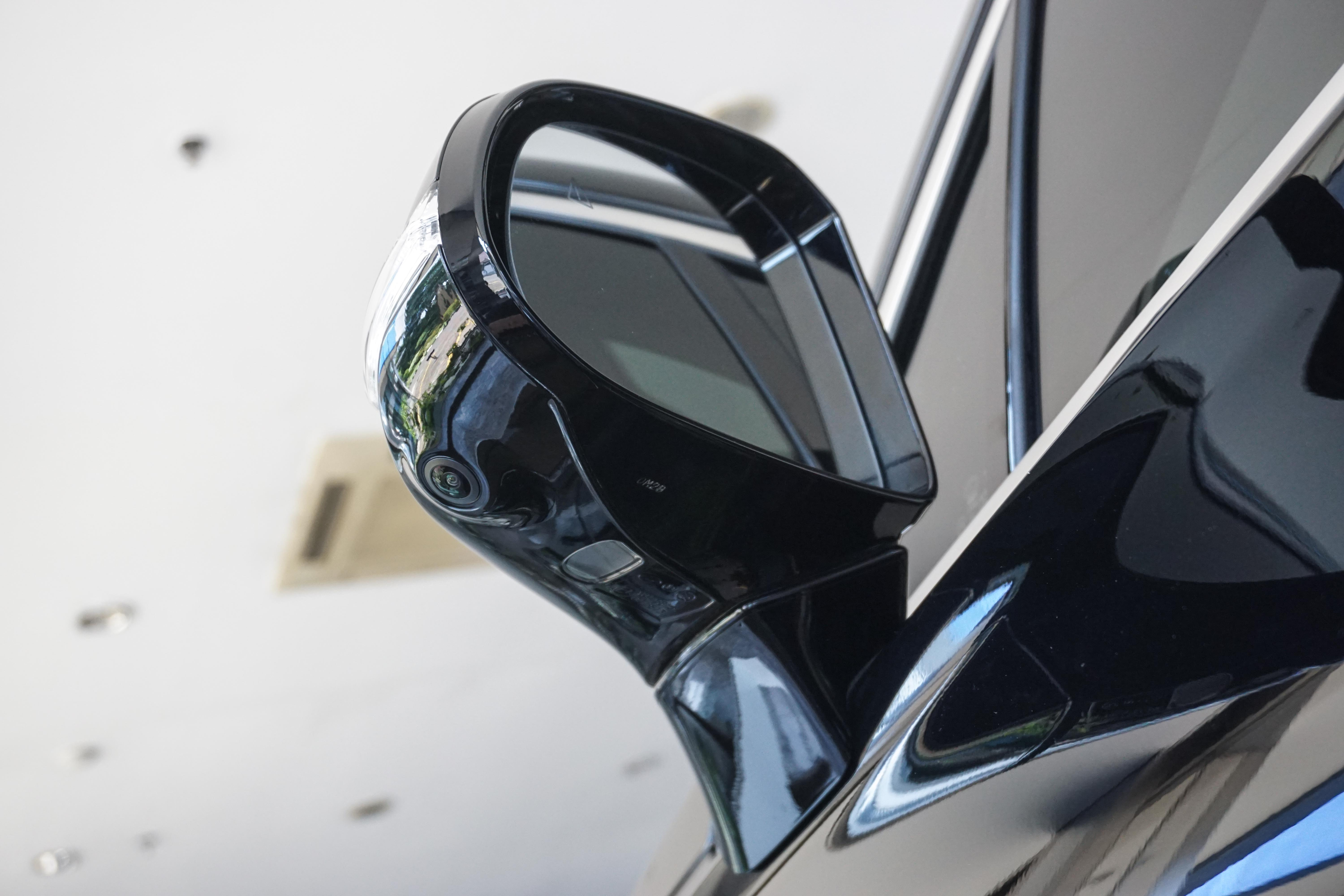 Blind View Monitor Hyundai Santa Fe Signature Buat Manuver Semakin Mudah