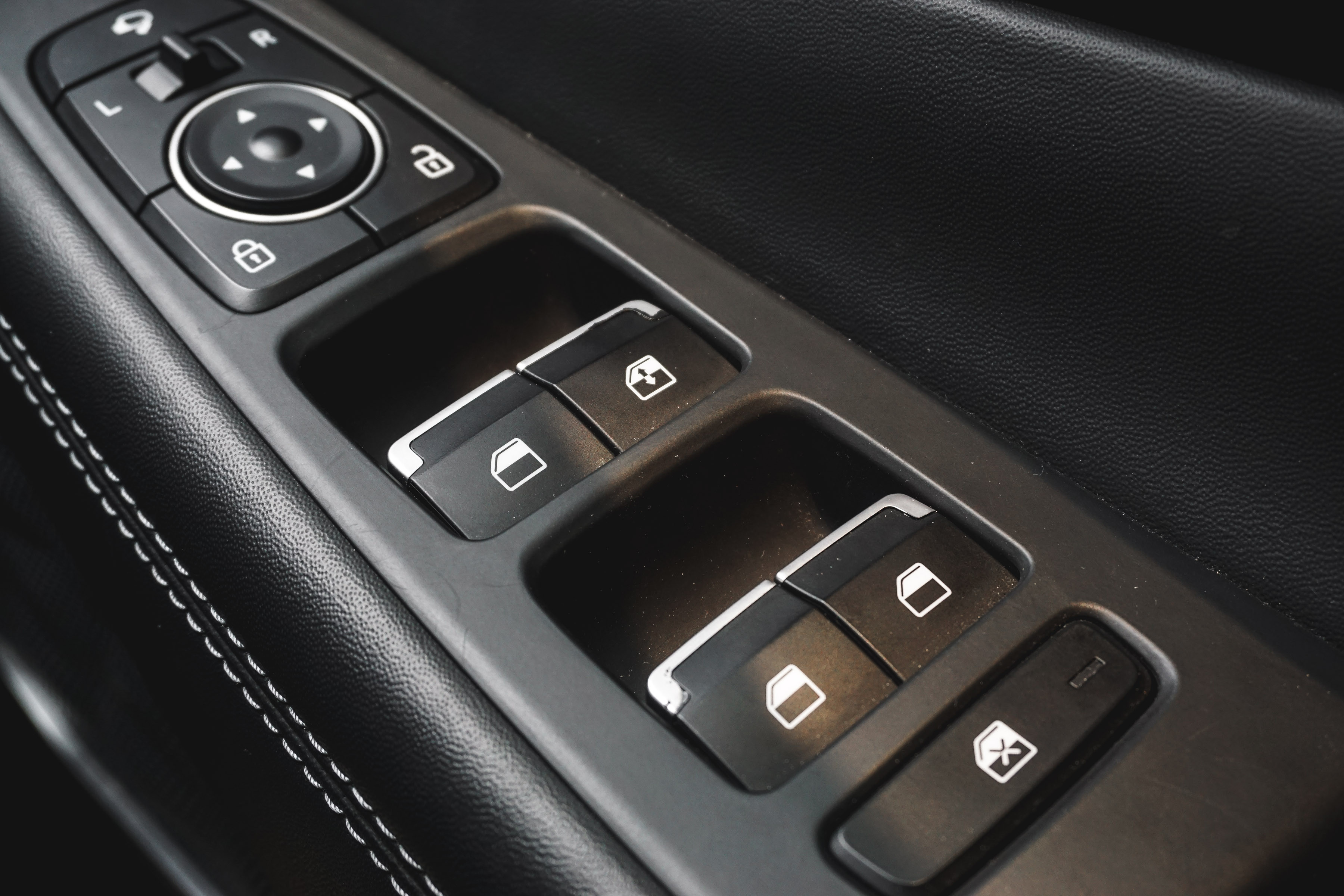 Jangan Salah! Ini 3 Penyebab Power Window Nyangkut