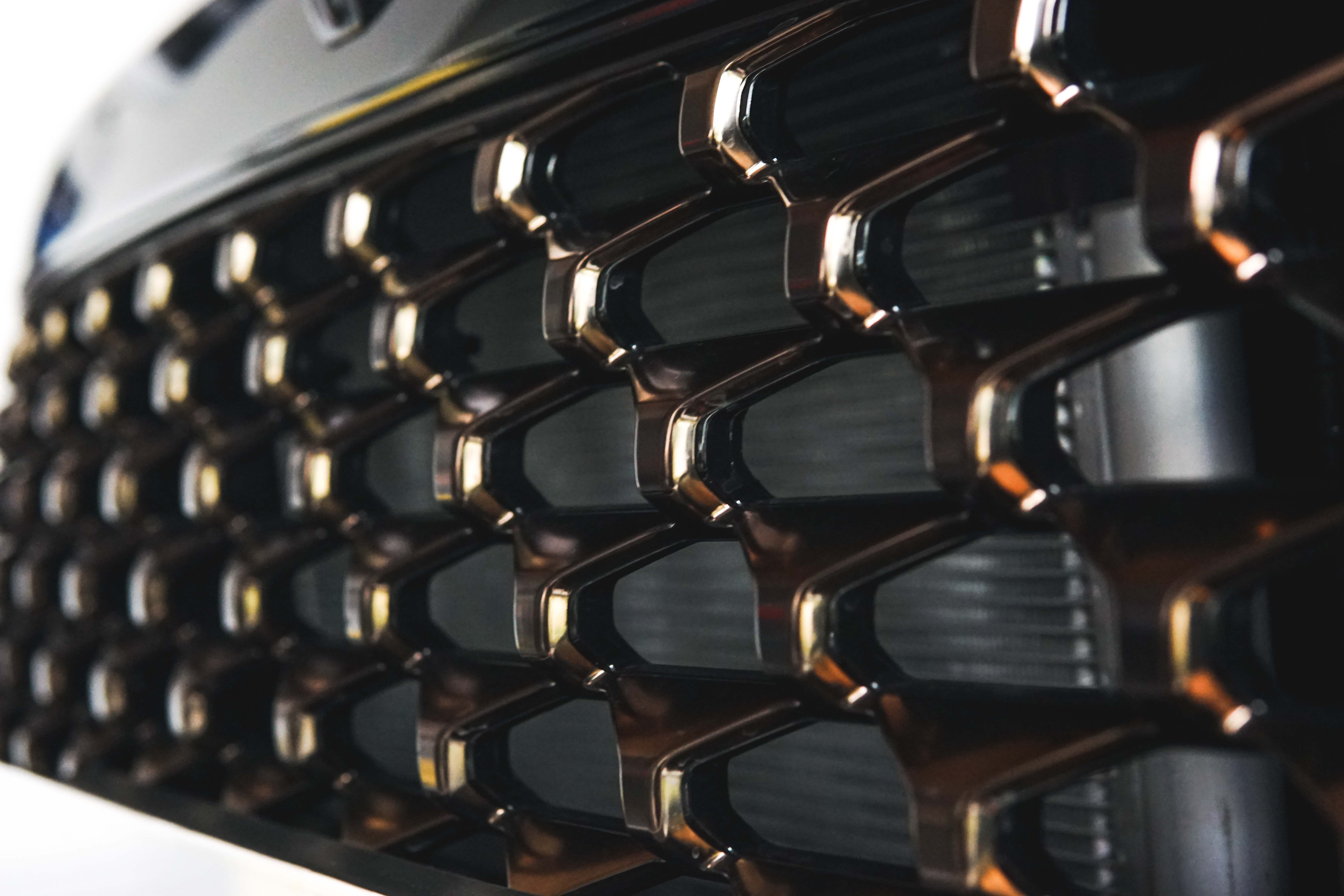 Gebrakan Elegan Hyundai Staria Berkat Tinted Brass Chrome