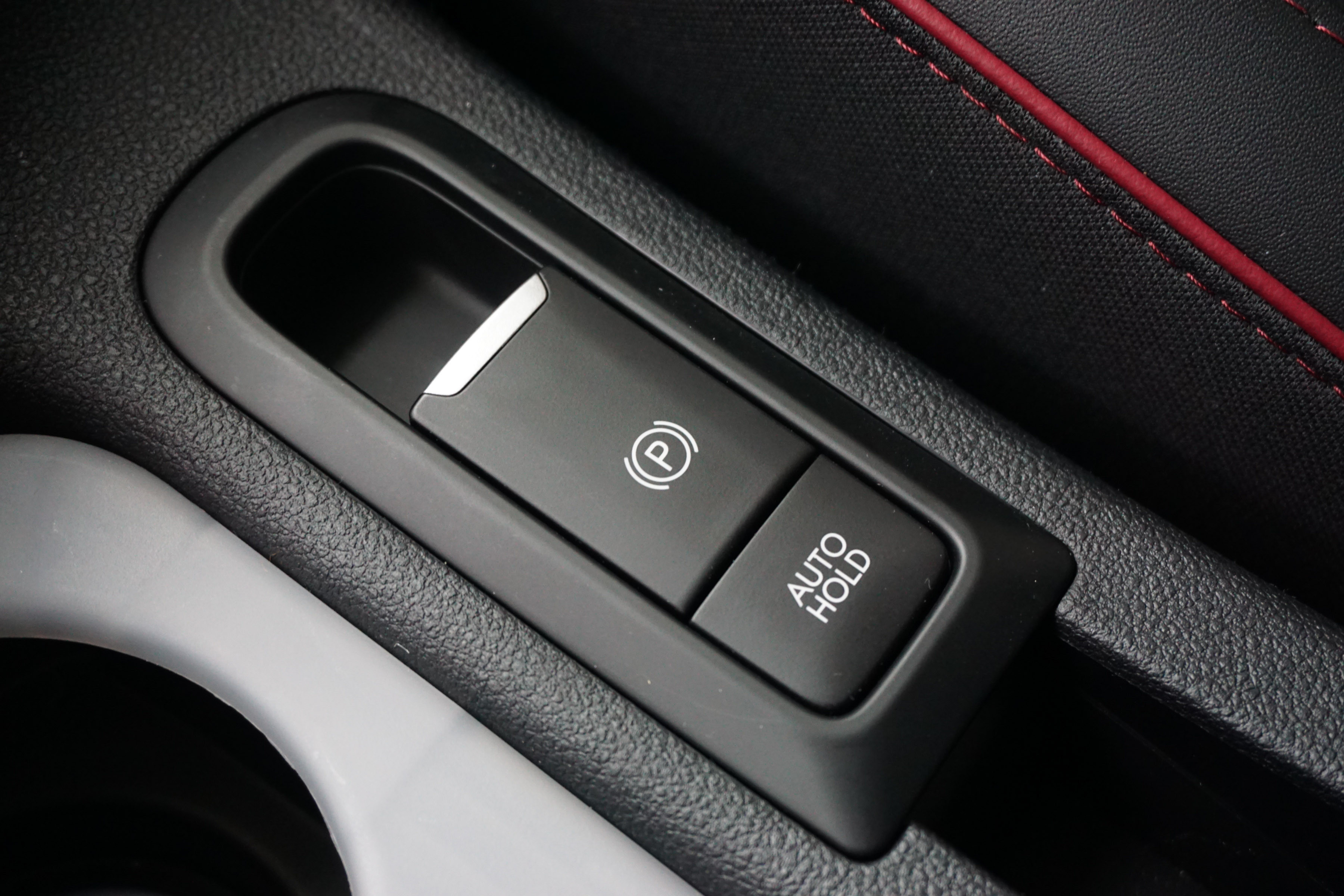 Hyundai Stargazer X Dilengkapi Electric Parking Brake with Auto Hold