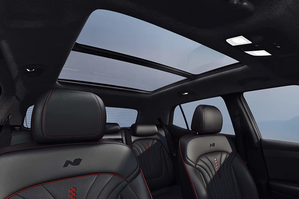 Penting Diketahui! 9 Larangan Saat Menggunakan Sunroof Mobil